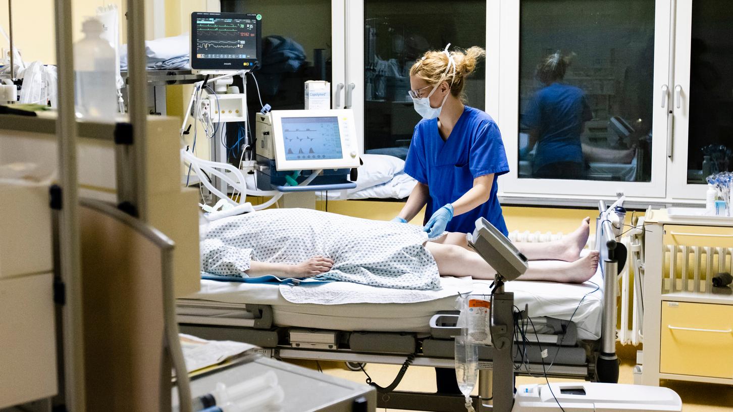 In vielen Kliniken kommen die Intensivstationen bereits an ihre Belastungsgrenzen. Das Bild zeigt eine Corona-Intensivstation in Schleswig-Holstein.
In vielen Kliniken kommen die Intensivstationen bereits an ihre Belastungsgrenzen. Das Bild zeigt eine Corona-Intensivstation in Schleswig-Holstein.