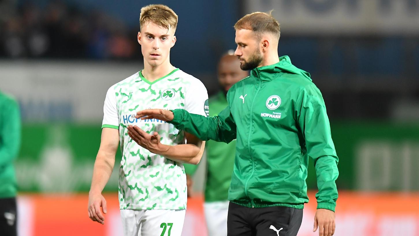 Gegen Frankfurt durfte Luca Itter (links) ein paar Minuten mitspielen, jetzt fällt er wegen eines positiven Corona-Tests erstmal aus.
Gegen Frankfurt durfte Luca Itter (links) ein paar Minuten mitspielen, jetzt fällt er wegen eines positiven Corona-Tests erstmal aus.