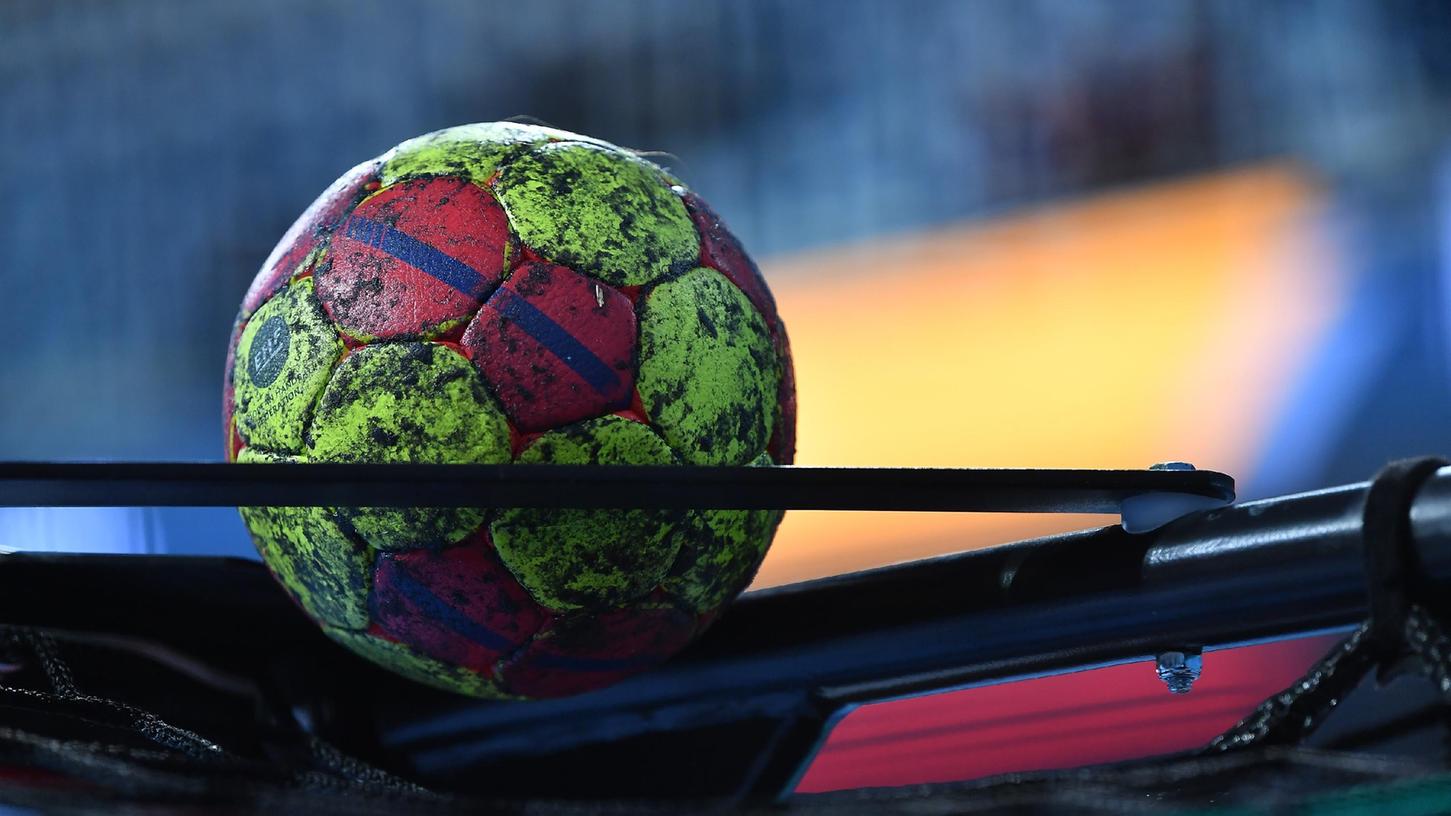 Balanceakt: Der Spielbetrieb im Handball lief bis vor kurzem reibungslos, aber nun nehmen auch hier die Corona-Fälle zu und führen zu vielen Absagen.  
