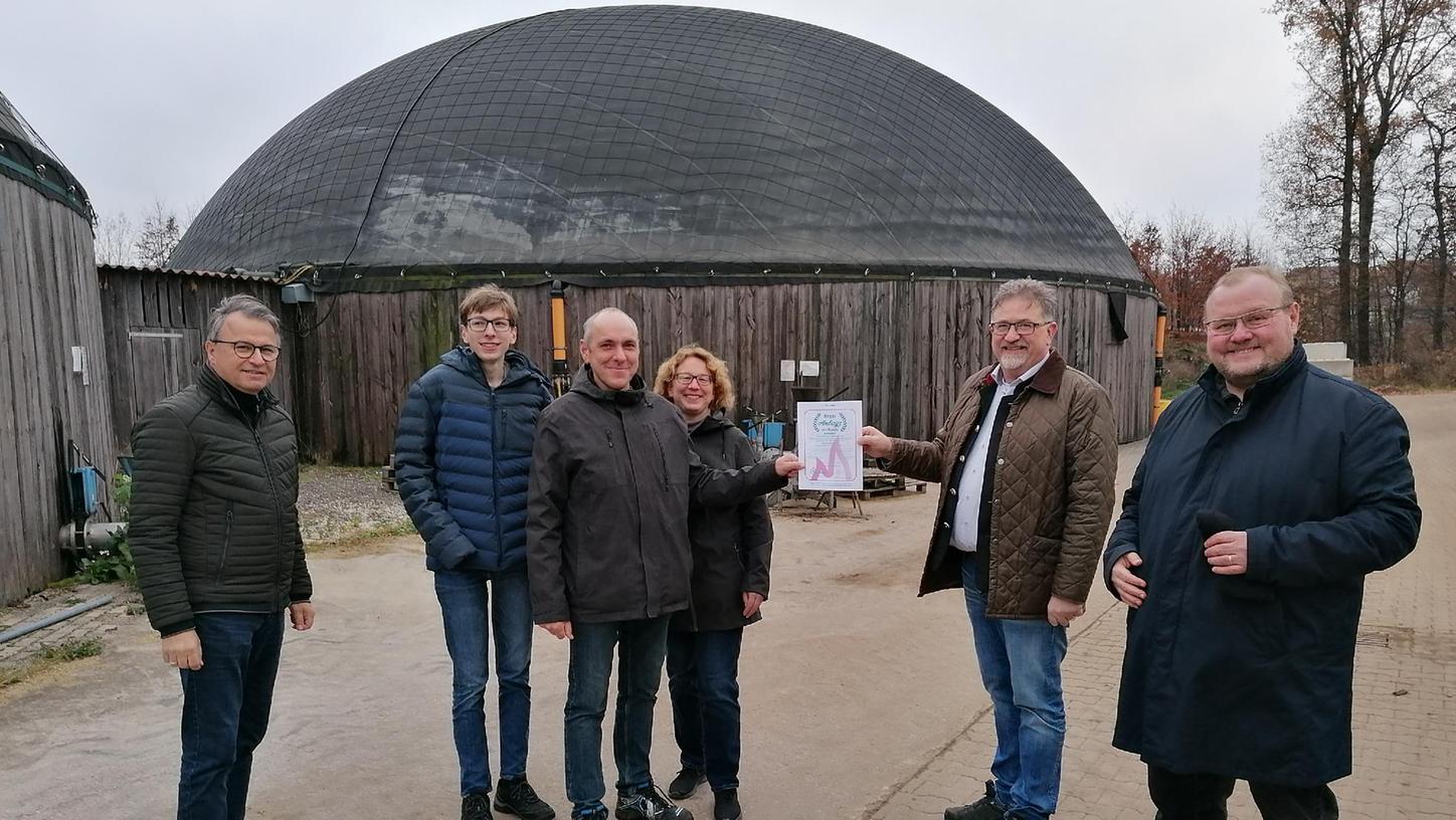 "Biogasanlage des Monats":  Ehrung für Familie Volkert in Kammerstein. Von links Jürgen Melzer (Initiative Nahwärmenetz), Johannes Volkert, Kurt Volkert, Monika Volkert, Markus Bäuml (Fachverband Biogas) und Kammersteins Bürgermeister Wolfram Göll. 