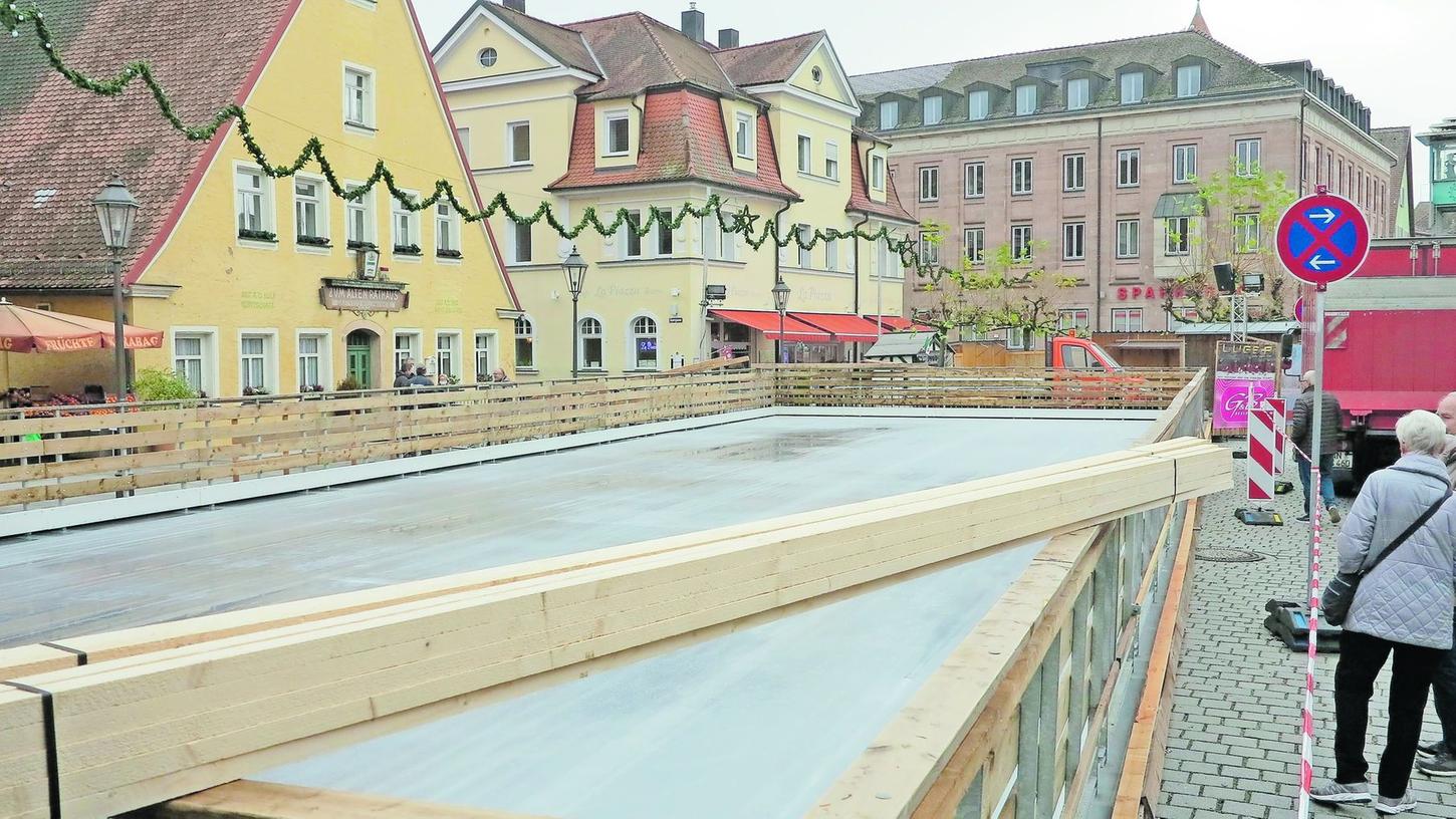 Am Freitag um 16 Uhr geht’s los: Die Eisbahn auf dem Gunzenhäuser Marktplatz wird eröffnet, auf ihr gefahren wird unter strengen Corona-Auflagen.