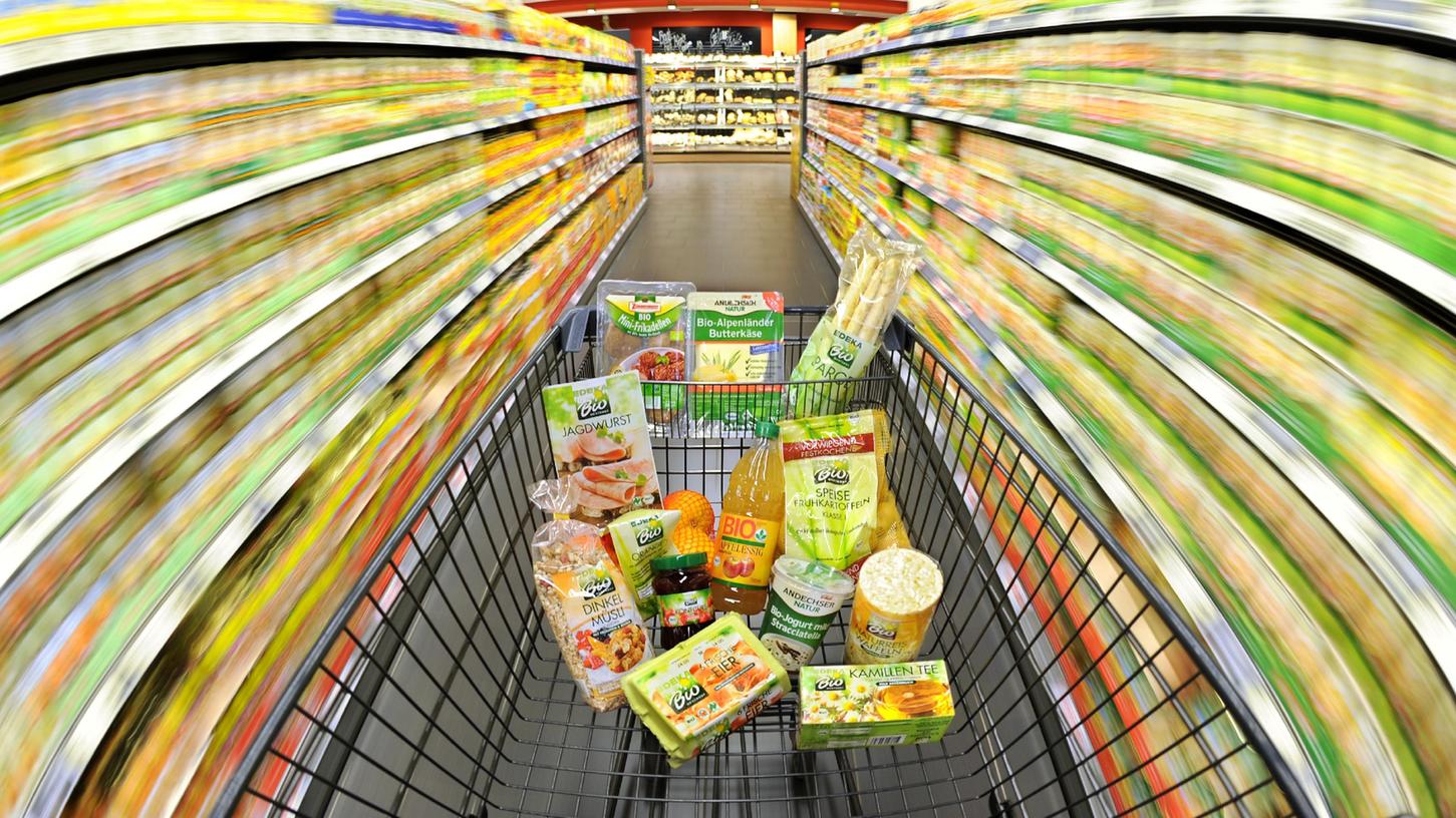 Ein Einkaufswagen mit Lebensmitteln: Alles echt Bio? 