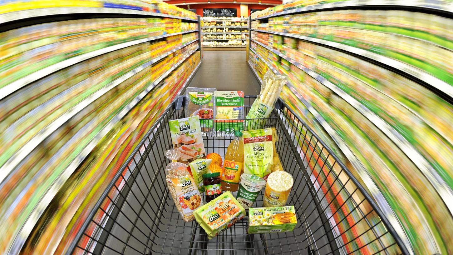 Ein Einkaufswagen mit Lebensmitteln: Alles echt Bio?
Ein Einkaufswagen mit Lebensmitteln: Alles echt Bio?