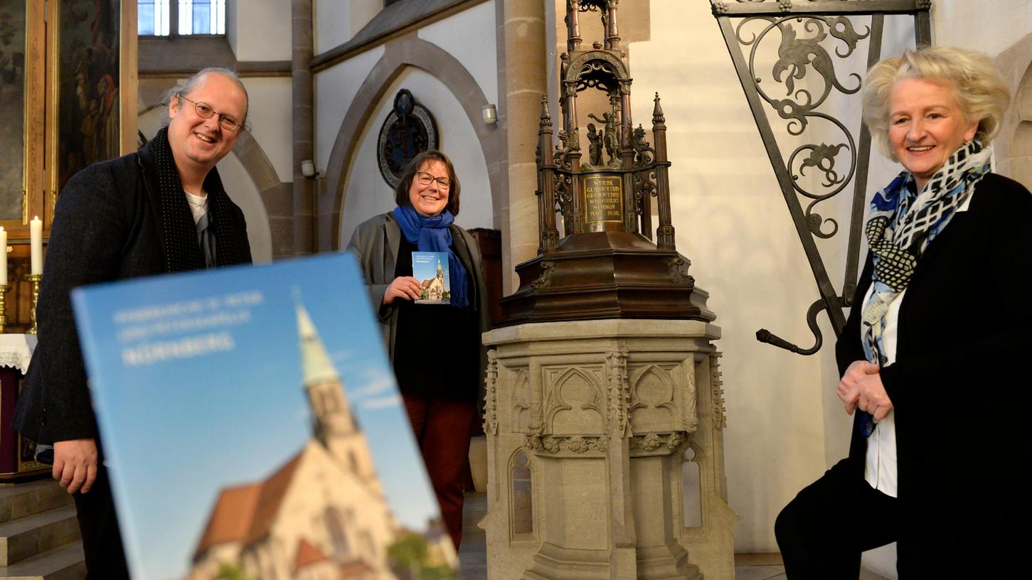 Rainer Gimmel vom Verlag Schnell & Steiner, Autorin Gesa Büchert und Pfarrerin Christine Rinka stellten den neuen Führer zur Peterskirche und Peterskapelle in Nürnberg vor. 