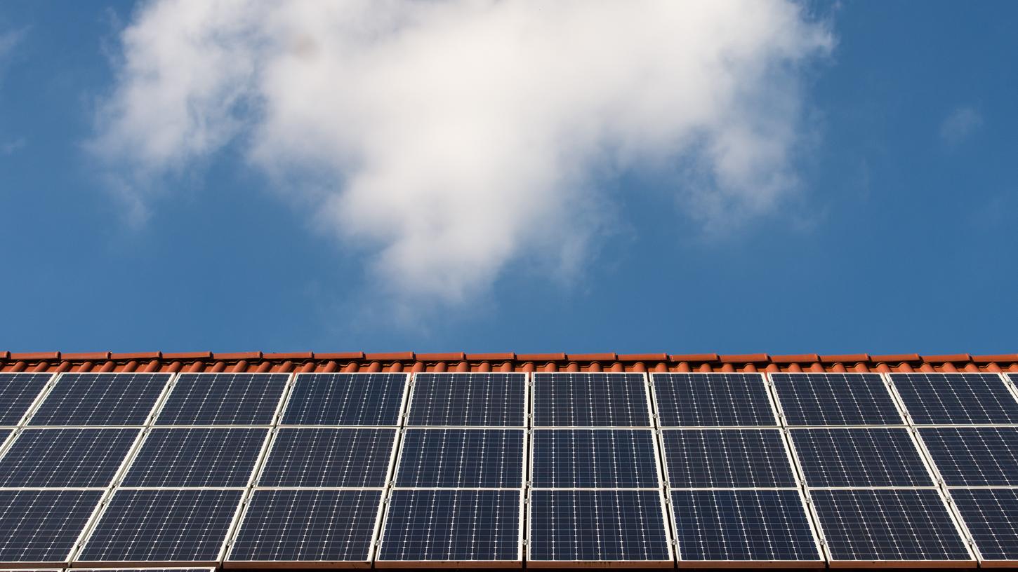 Die Dächer zweier Forchheimer Schulen sowie der Stadtbücherei sollen mit Photovoltaik (PV) ausgestattet werden. (Symbolbild)