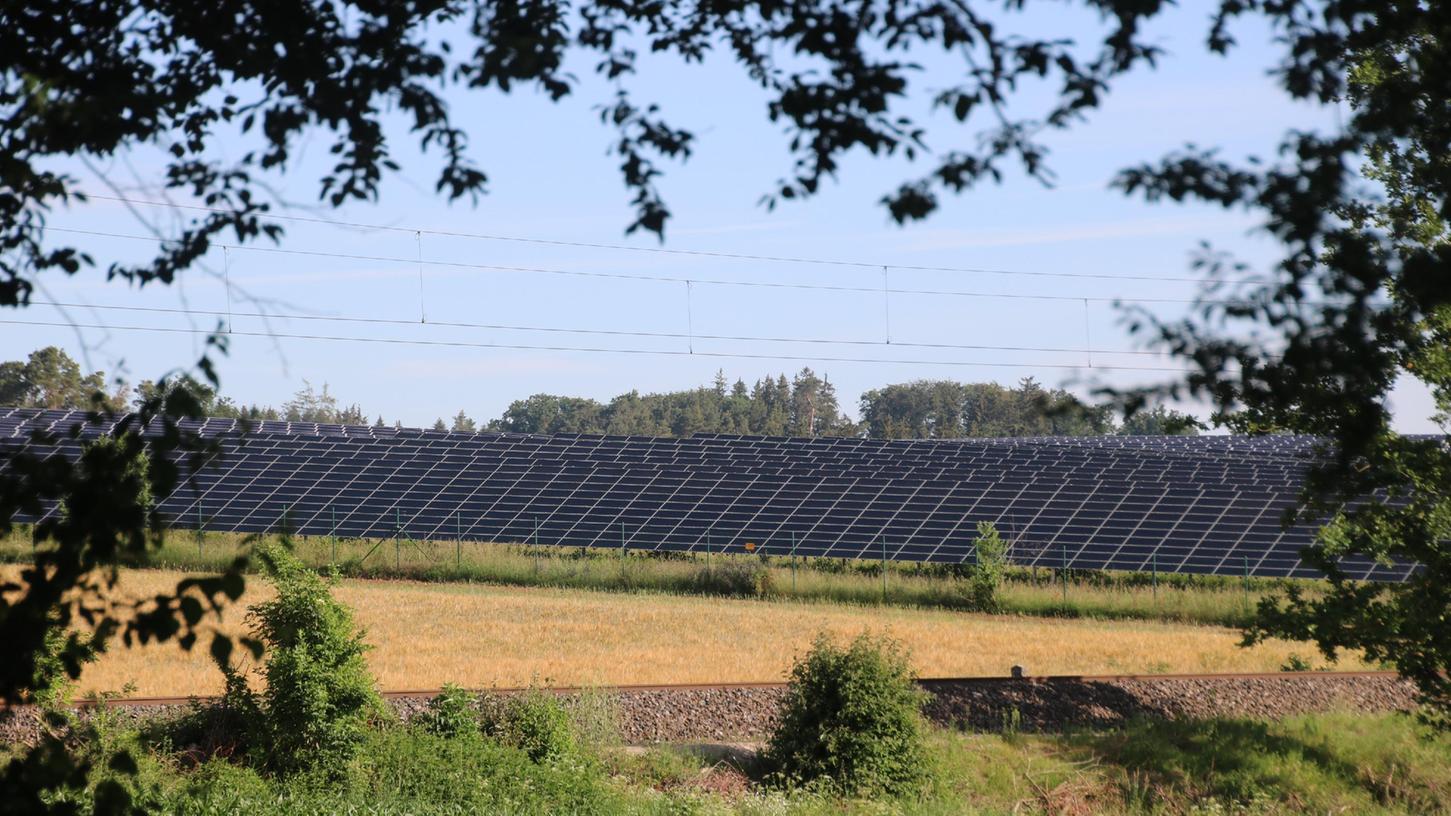 reiflächenphotovoltaikanlagen (wie hier an der Bahntrasse bei Ellingen) werden in Weißenburg-Gunzenhausen zunehmen. Sie sind erforderlich, um die Klimaziele der Bundesregierung erreichen zu können.