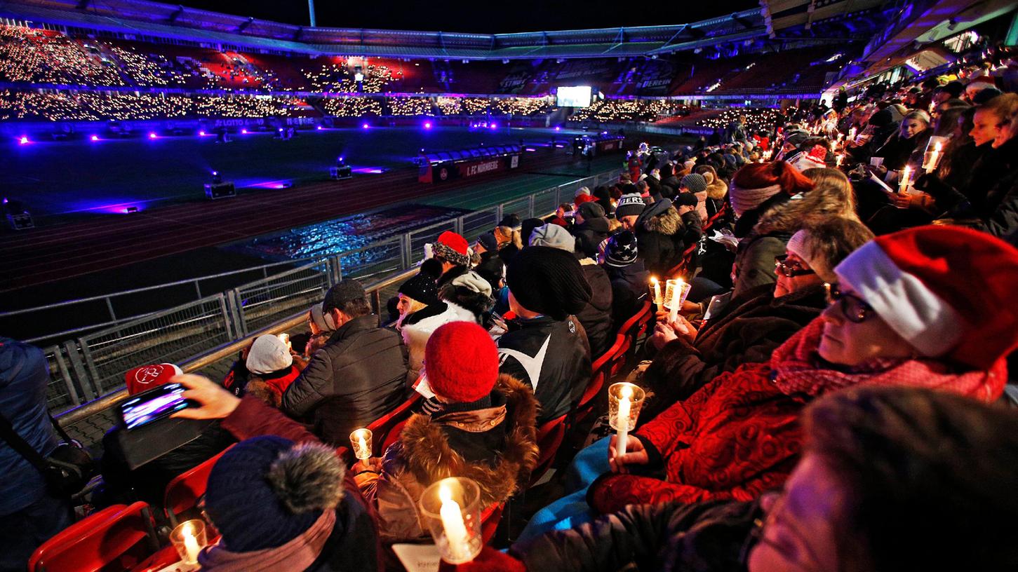 Gefiel rund 20.000 Teilnehmern als Einstimmung auf die Weihnachtstage: das zweite Adventssingen im Nürnberger Stadion 2019. Gefiel rund 20.000 Teilnehmern als Einstimmung auf die Weihnachtstage: das zweite Adventssingen im Nürnberger Stadion 2019.