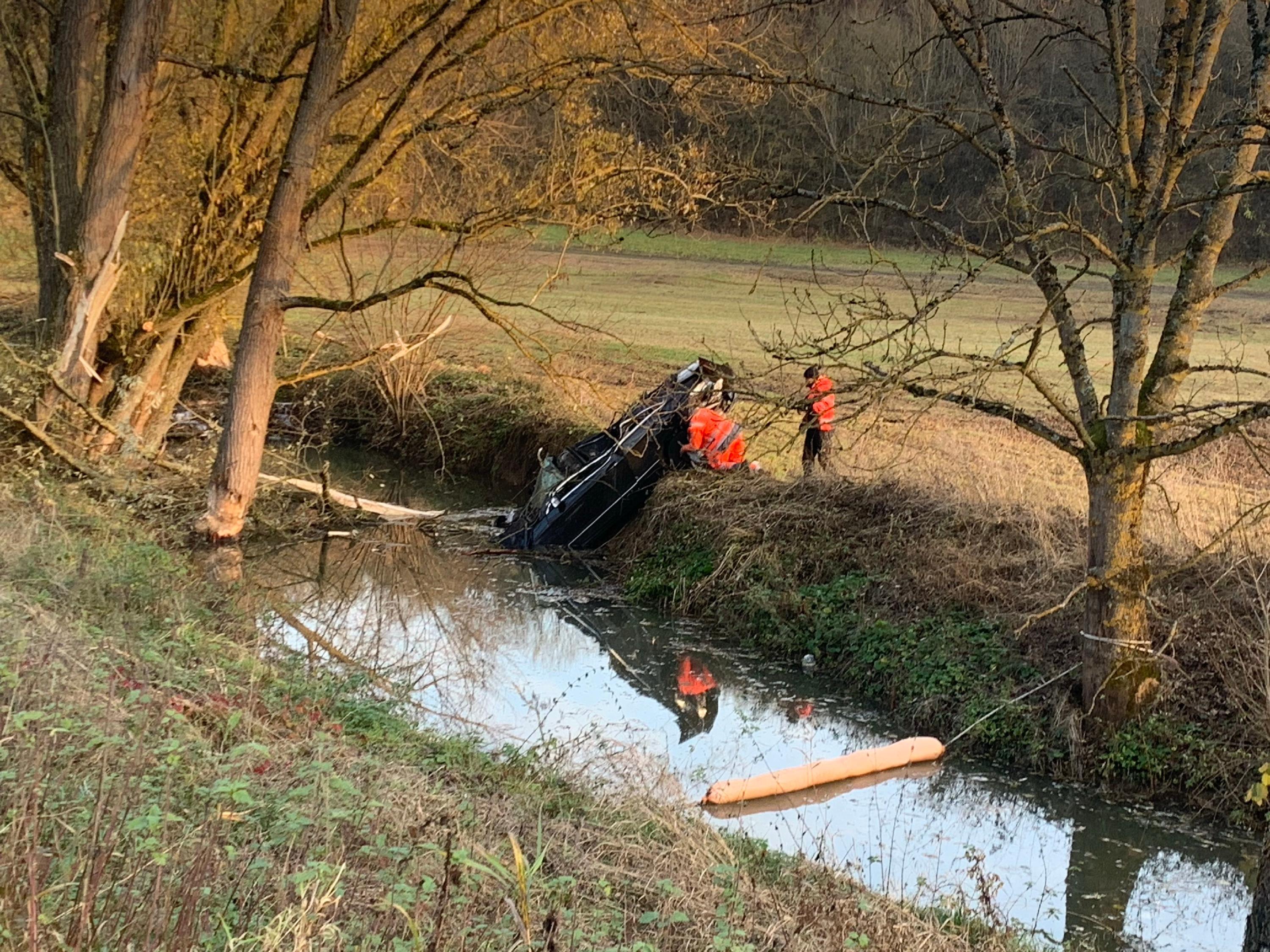 Mehrfach überschlagen und in Fluss gelandet: Toter bei Verkehrsunfall in Unterfranken