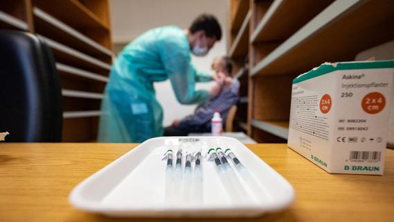 Nürnberger AfD-Politiker verbreitet falsche Zahlen zu Nebenwirkungen der Corona-Impfung