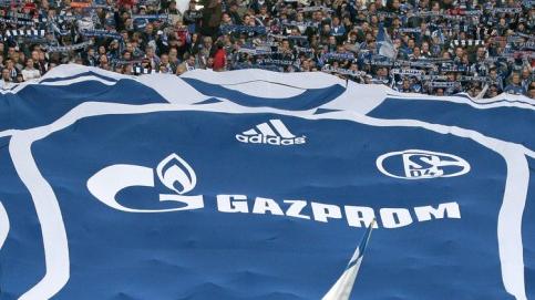 Was die Freunde aus Nürnberg können, konnte man in Gelsenkirchen schon lange. Auch der russische Gas-Gigant Gazprom hatte genügend Gründe, sich im Sport "reinzuwaschen". Die S04-Anhänger gaben sich unkritisch und trugen das Logo bereitwillig zur Schau.