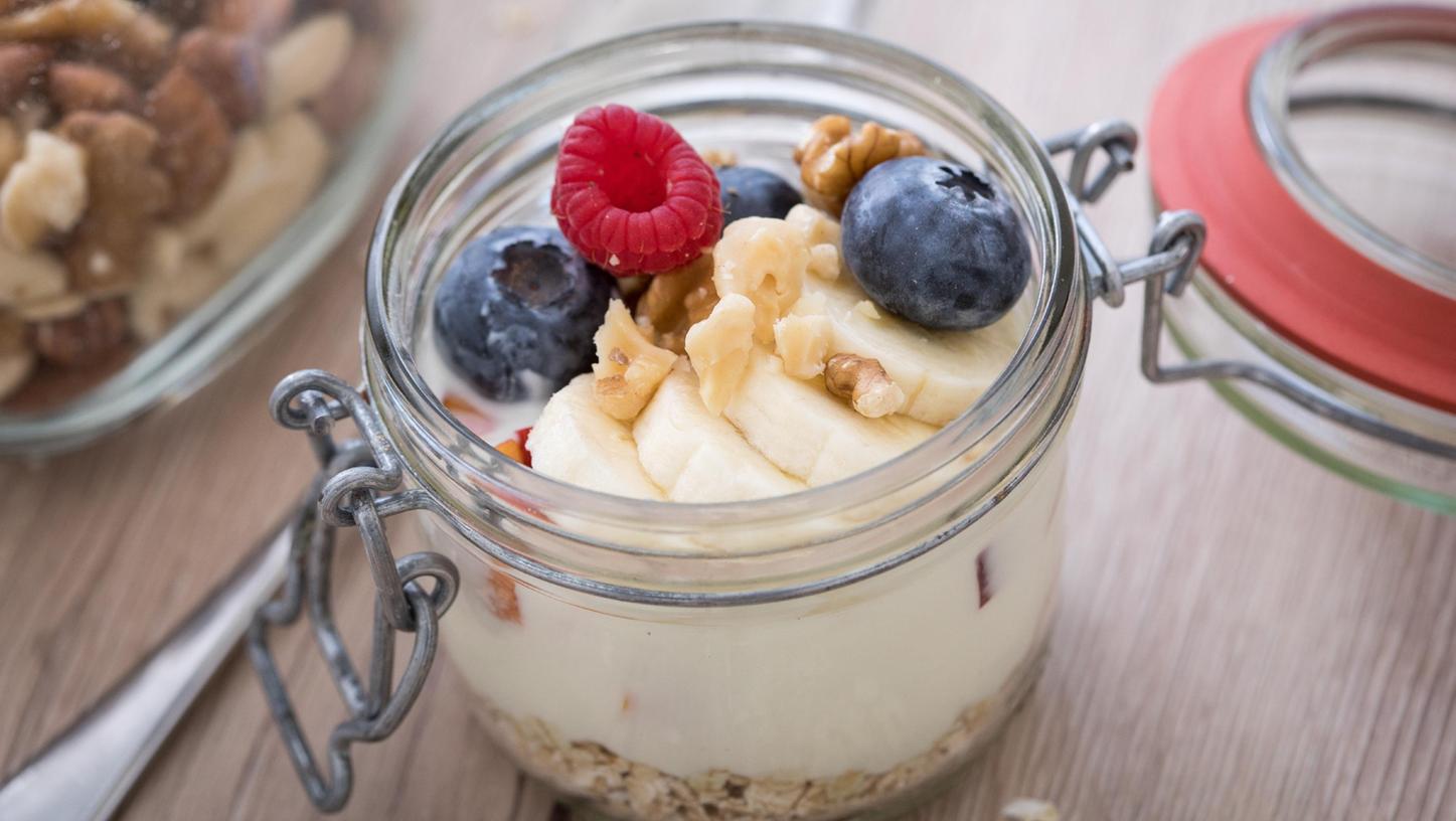 Gesund und lecker: Joghurt oder Quark mit Obst und Haferflocken macht satt und gibt Energie. Der Nachtisch lässt sich auch gut abends vorbereiten.