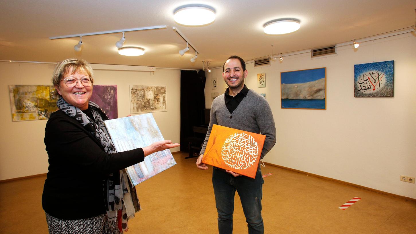 Collagen von Christa Krömker und Kalligrafien von Ahmad Alswid sind bei einer Ausstellung im Kulturladen Ziegelstein zu sehen.