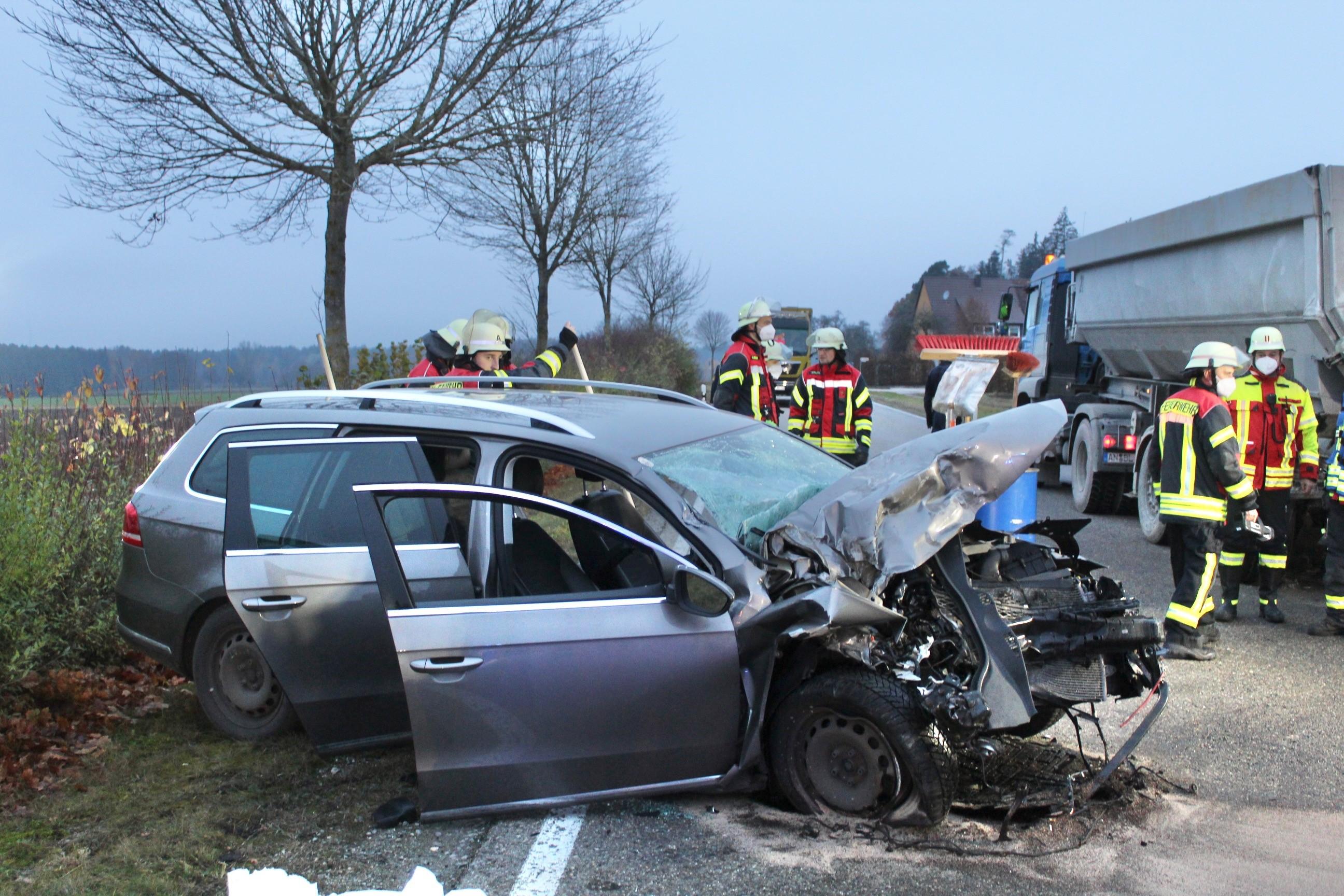 25-Jähriger schwer verletzt: Auto kracht auf Lastwagen im Kreis Ansbach