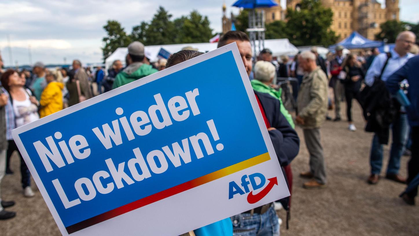 "Nie wieder Lockdown", lautete einer der Wahlkampf-Slogan der AfD. Nun zeigt sich: Wo die Partei besonders viele Anhänger hat, steigen die Infektionszahlen rascher als andernorts.
"Nie wieder Lockdown", lautete einer der Wahlkampf-Slogan der AfD. Nun zeigt sich: Wo die Partei besonders viele Anhänger hat, steigen die Infektionszahlen rascher als andernorts.