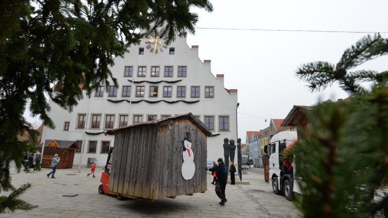 Alles umsonst: Trotz umfangreicher Vorbereitungen ist der Neumarkter Weihnachtsmarkt am Freitag abgesagt worden. Foto: Etzold Alles umsonst: Trotz umfangreicher Vorbereitungen ist der Neumarkter Weihnachtsmarkt am Freitag abgesagt worden. Foto: Etzold