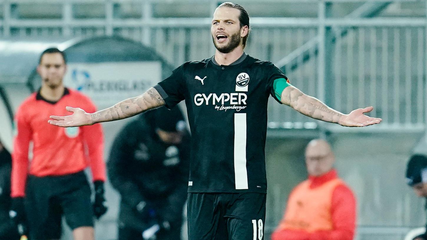Alois, wollen wir wirklich so defensiv spielen? Dennis Diekmeier ist eines der bekanntesten Gesichter des SVS.
Alois, wollen wir wirklich so defensiv spielen? Dennis Diekmeier ist eines der bekanntesten Gesichter des SVS.
