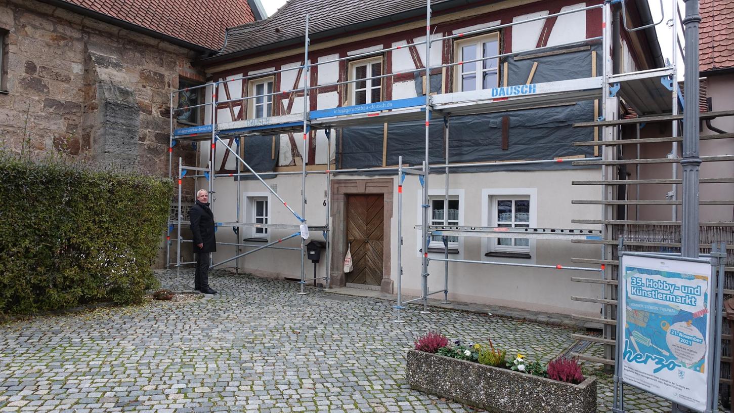 Die Fassade des denkmalgeschützen Mesnerhauses in Herzogenaurach wird renoviert. Architekt Erich Popp erläuterte die Sanierungsarbeiten zu Kosten von 30 000 Euro. 

