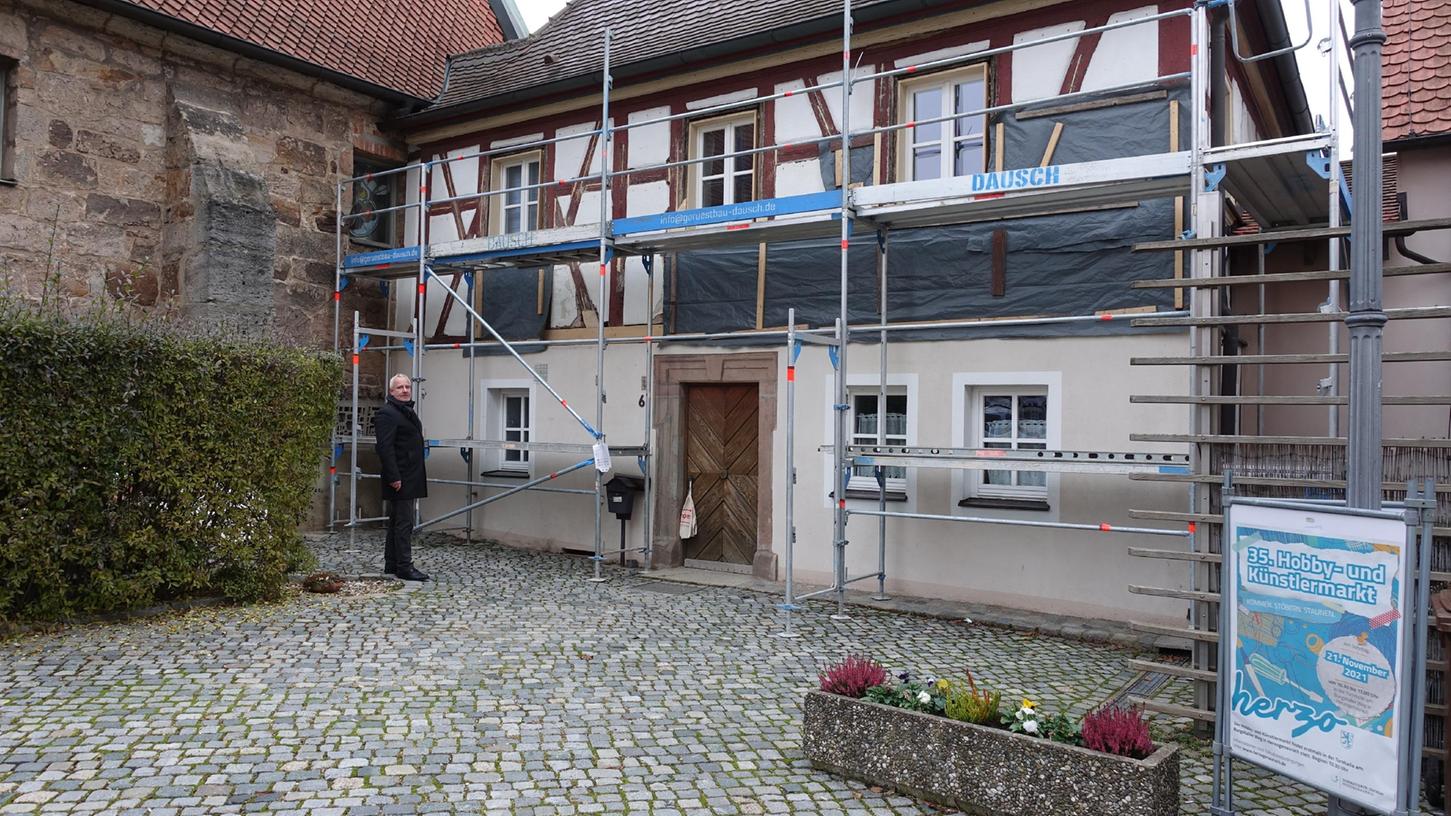 Die Fassade des denkmalgeschützen Mesnerhauses in Herzogenaurach wird renoviert. Architekt Erich Popp erläuterte die Sanierungsarbeiten zu Kosten von 30 000 Euro.
Die Fassade des denkmalgeschützen Mesnerhauses in Herzogenaurach wird renoviert. Architekt Erich Popp erläuterte die Sanierungsarbeiten zu Kosten von 30 000 Euro.