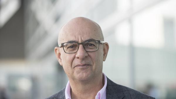 In seinem aktuellen Buch blickt Autor Thomas Medicus auf die Biografien von Heinrich und Götz George und fördert dabei eine bemerkenswerte Vater-Sohn-Geschichte zutage. Hier der Theaterkönig der 1920er Jahre, der seine Karriere im Dritten Reich zu neuen Höhen führte und da der beliebteste deutsche "Tatort"-Kommissar und Charakterdarsteller. Am Montag, 6. Dezember 2021, liest Medicus aus seinem Buch im Nürnberger Literaturhaus. Beginn: 19 Uhr.