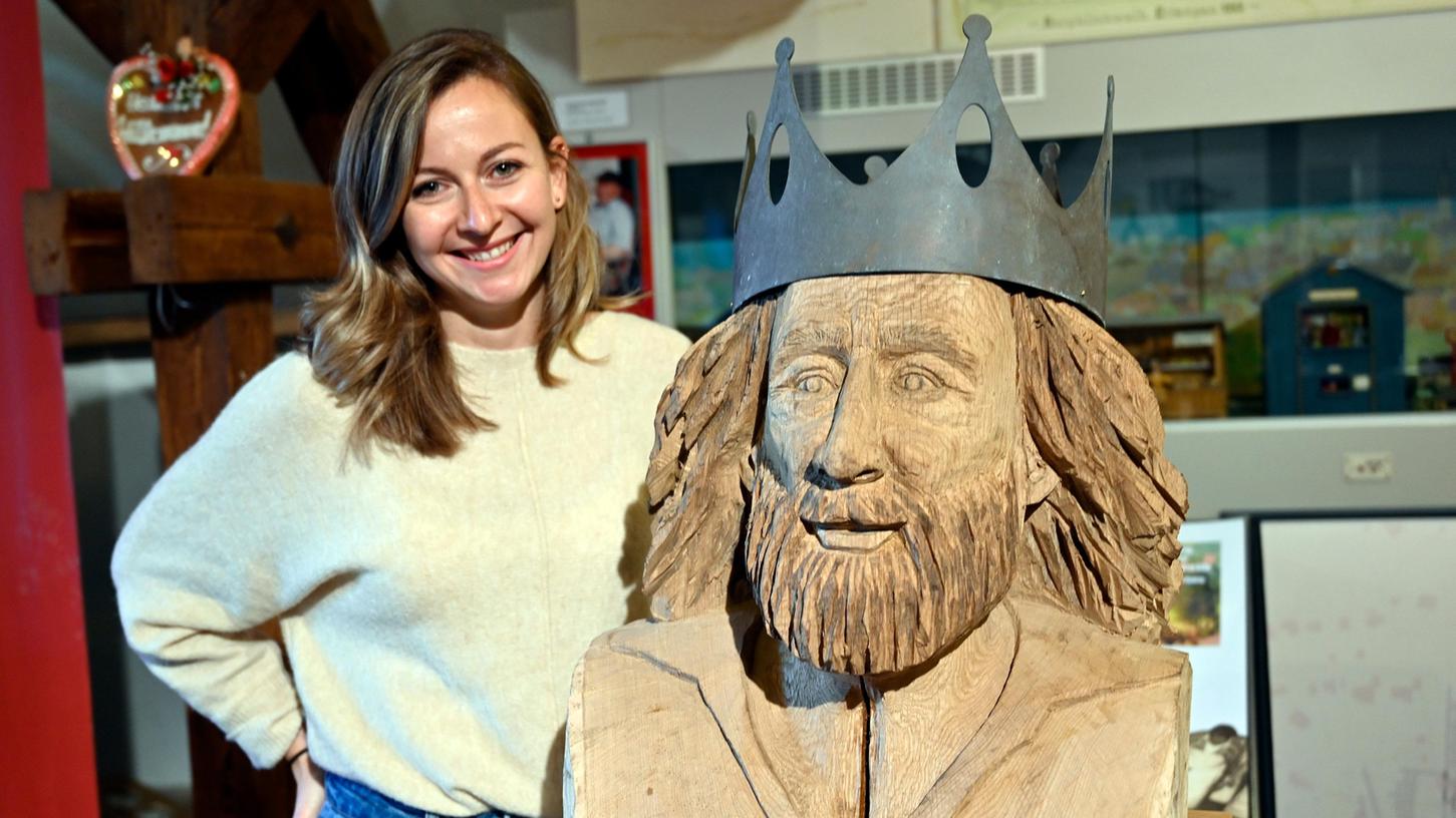 Die aus Erlangen stammende Holzkünstlerin Marina Fink hat aus einem auf dem Berg gefällten Eichenbaum ein Büste des verstorbenen Erlanger Originals Erhard Die aus Erlangen stammende Holzkünstlerin Marina Fink hat aus einem auf dem Berg gefällten Eichenbaum ein Büste des verstorbenen Erlanger Originals Erhard