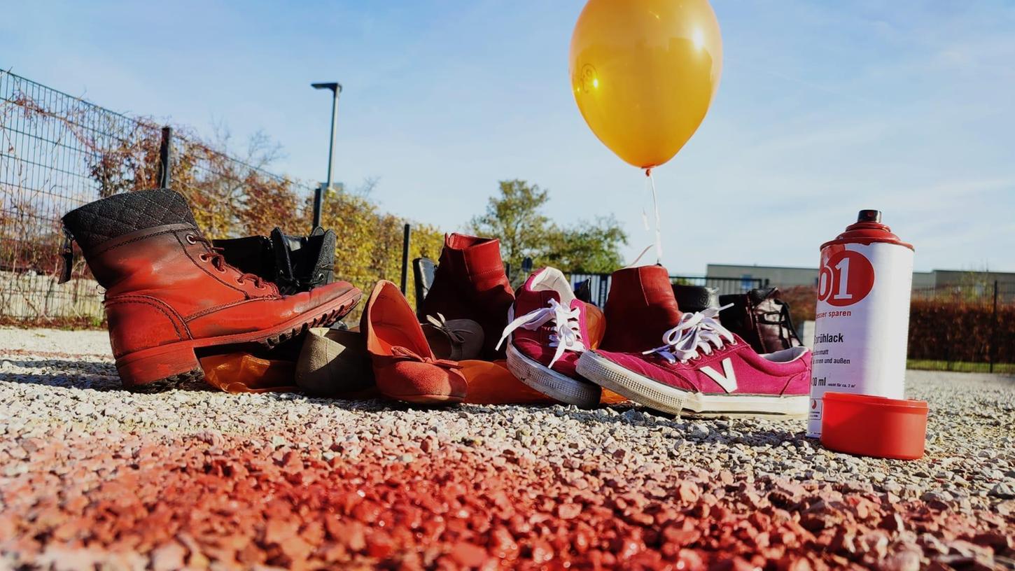 Die roten Schuhe sollen Aufmerksamkeit gegen Gewalt an Frauen erregen. Die Aktion „Roter Schuh“ geht auf die mexikanische Künstlerin Elina Chauvet im Jahr 2009 zurück.
Die roten Schuhe sollen Aufmerksamkeit gegen Gewalt an Frauen erregen. Die Aktion „Roter Schuh“ geht auf die mexikanische Künstlerin Elina Chauvet im Jahr 2009 zurück.