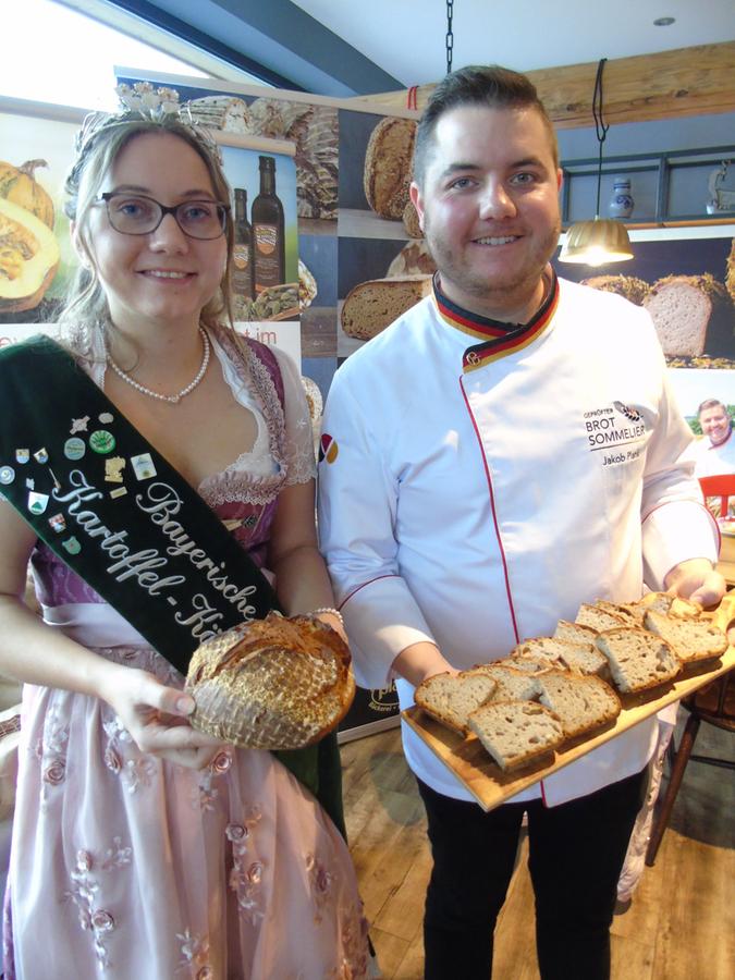 Brotkönigin Verena Wenger und Jakob Plank präsentieren die neuen Brotsorten.