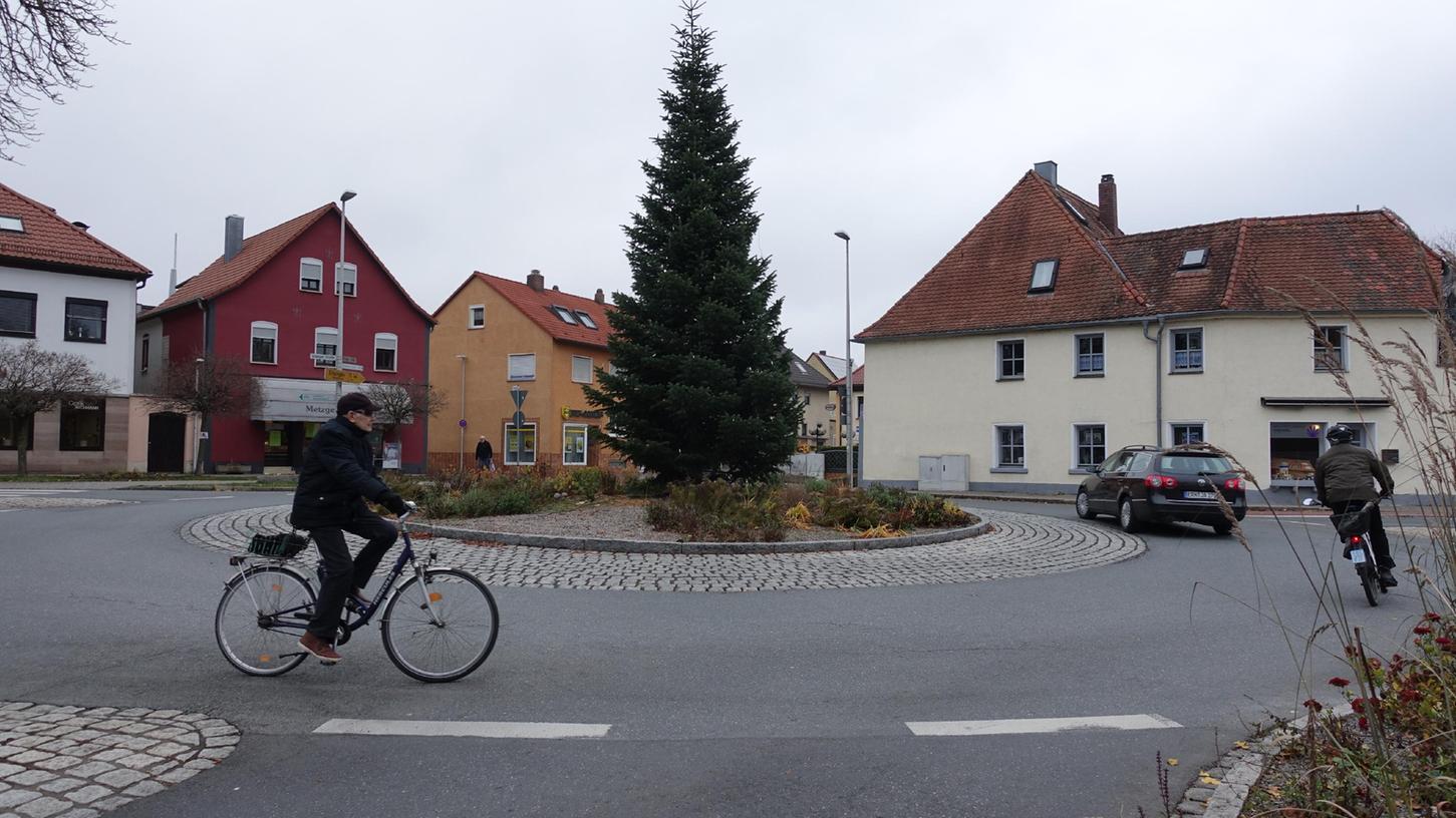 Radeln um den unbeleuchteten Weihnachtsbaum am Polizeikreisel. Gegen die Tristesse braucht es nun Kreativität.  