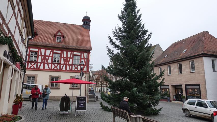 Der noch ungeschmückte Weihnachtsbaum auf der Hauptstraße Herzogenaurachs. 