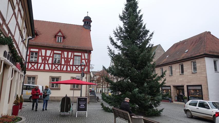 Der noch ungeschmückte Weihnachtsbaum auf der Hauptstraße Herzogenaurachs.
Der noch ungeschmückte Weihnachtsbaum auf der Hauptstraße Herzogenaurachs.