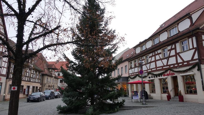Wenigstens auf Lichterglanz hoffen die Passanten.
Wenigstens auf Lichterglanz hoffen die Passanten.