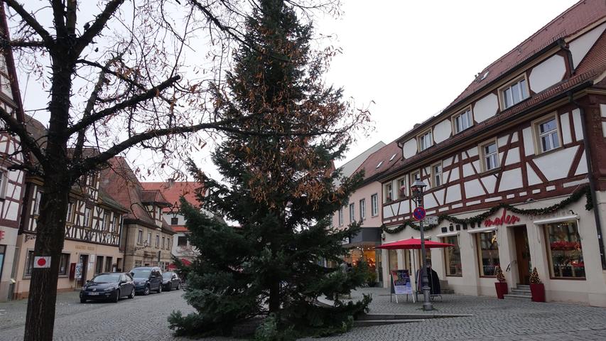 Wenigstens auf Lichterglanz hoffen die Passanten.  