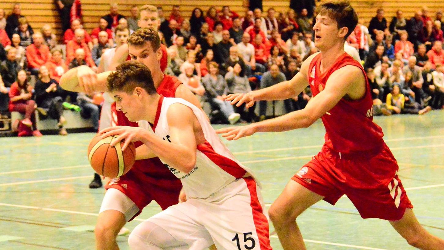 Ein Bild vom 22. Februar 2020: Damals spielten die VfL-Baskets letztmals gegen den FC Bayern München III und gewannen mit 87:74. Topscorer der Treuchtlinger war Luca Wörrlein (hier am Ball, 27 Punkte, 15 Rebounds), der diesmal allerdings verletzt fehlt.  