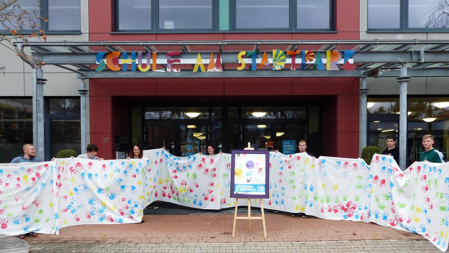 Zum „Internationalen Tag der Kinderrechte“ am 20. November haben die Schülerinnen und Schüler der „Schule am Stadtpark“ ein kunterbuntes Zeichen gesetzt.  