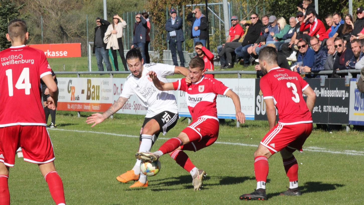 Der TSV 1860 Weißenburg will heute Nachmittag in seinem letzten Spiel des Jahres gegen Großschwarzenlohe noch einmal alles reinlegen. Unser Bild zeigt eine Szene mit Robin Renner (Mitte), der zuletzt das 2:0 der TSVler beim Sieg in Schwaig erzielt hat.  