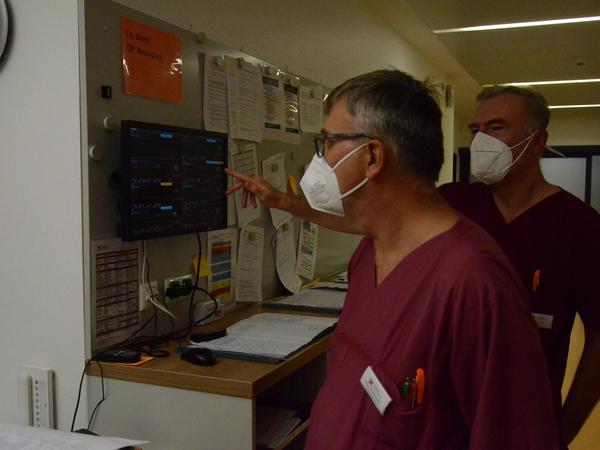 Alles im Blick: Chefarzt Dr. Marc Gutsche und Stationsleiter Peter Deitigsmann (im Vordergrund) überwachen die Patientendaten per Bildschirm auf dem Gang der Intensivstation.