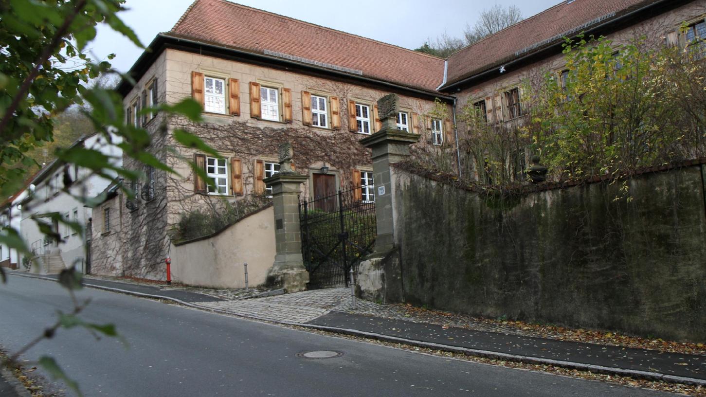 Das barocke Schloss in Aschbach, einem Ortsteil von Schlüsselfeld, soll saniert werden und für Zwecke der Öffentlichkeit wie Tagungen, Vorträge, Hochzeiten zugänglich werden.