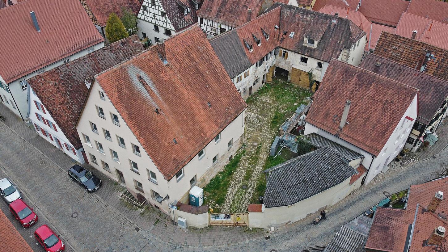 Das markante Anwesen an der Ecke Judengasse/Rosenbühl soll saniert werden. Architekt Hans Heinrich Häffner plant acht Wohnungen und vier Ferienwohnungen in dem Einzeldenkmal, einen Teil davon barrierefrei. Damit wird einer der wenig ansehnlichen Flecken in der Weißenburger Altstadt aufgewertet und ein seit Jahren leer stehendes Gebäude neu mit Leben gefüllt.
Das markante Anwesen an der Ecke Judengasse/Rosenbühl soll saniert werden. Architekt Hans Heinrich Häffner plant acht Wohnungen und vier Ferienwohnungen in dem Einzeldenkmal, einen Teil davon barrierefrei. Damit wird einer der wenig ansehnlichen Flecken in der Weißenburger Altstadt aufgewertet und ein seit Jahren leer stehendes Gebäude neu mit Leben gefüllt.