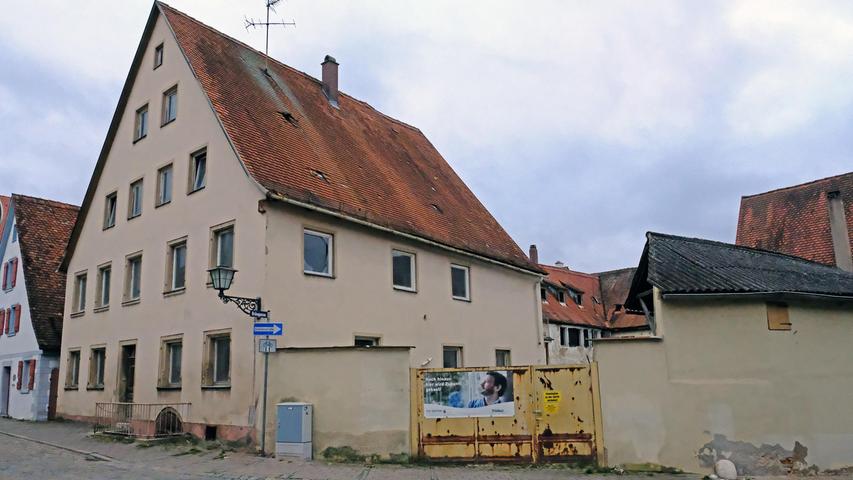 Mit der geplanten Sanierung wird einer der wenig ansehnlichen Flecken in der Weißenburger Altstadt aufgewertet und ein seit Jahren leer stehendes Gebäude neu mit Leben gefüllt.
Mit der geplanten Sanierung wird einer der wenig ansehnlichen Flecken in der Weißenburger Altstadt aufgewertet und ein seit Jahren leer stehendes Gebäude neu mit Leben gefüllt.