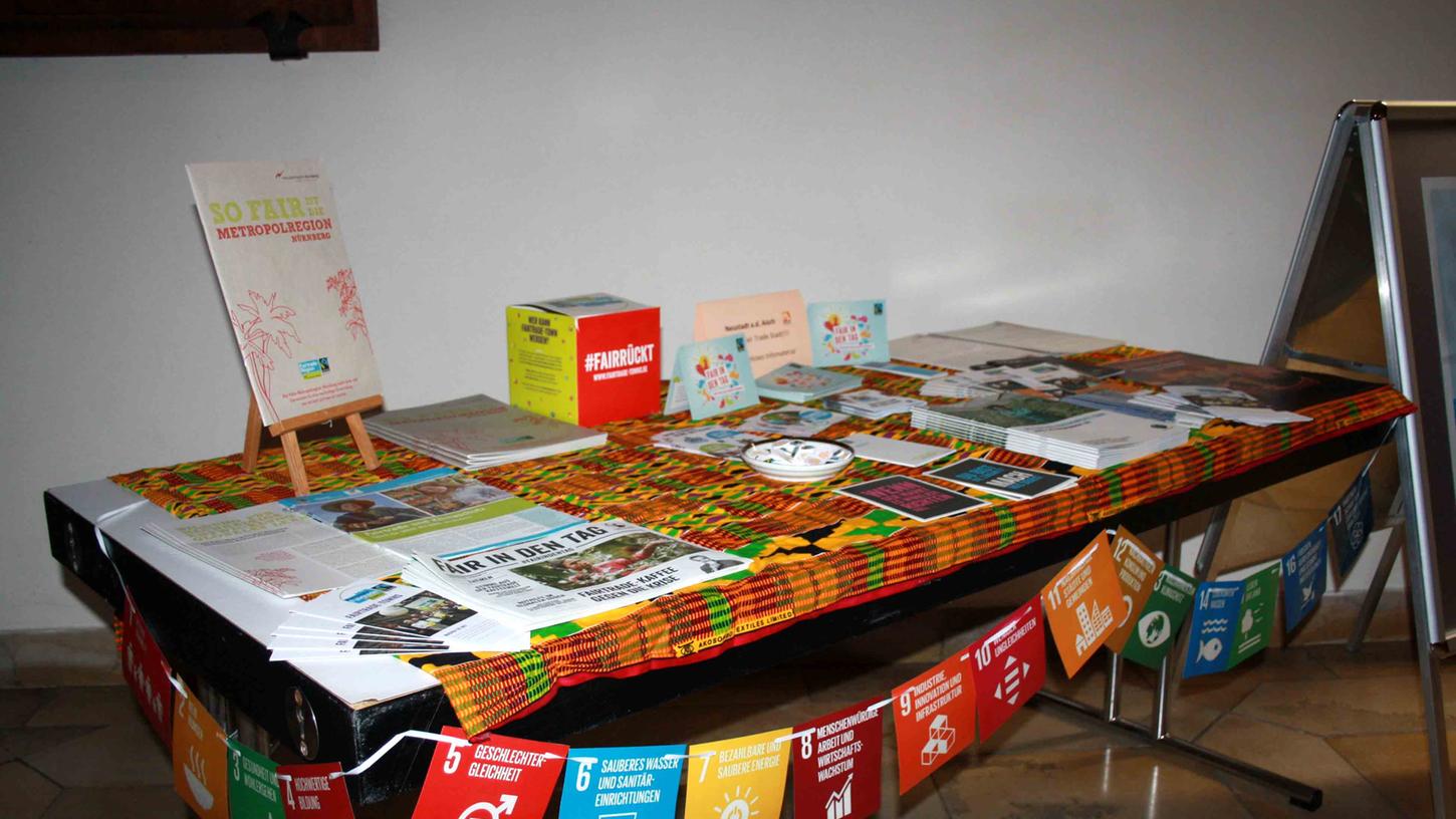 Interessante Informationen und Anregungen bietet die „Fairtrade“-Ausstellung in der Neustädter Rathaus-Ehrenhalle.
Interessante Informationen und Anregungen bietet die „Fairtrade“-Ausstellung in der Neustädter Rathaus-Ehrenhalle.