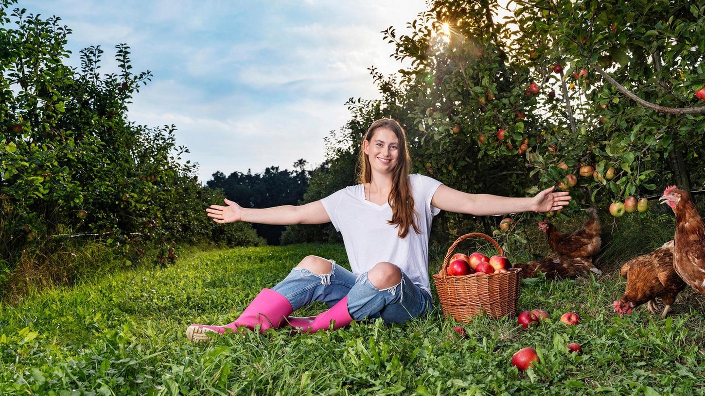 Mit Jeans und Gummistiefeln unterm Apfelbaum sitzen - für Theresa Bub hat sich ihr Lieblingsplatz auch zum Gewinn gemausert. Bei einem Fotowettbewerb der Metropolregion wurde sie zum Gesicht der Imagekampagne Mit Jeans und Gummistiefeln unterm Apfelbaum sitzen - für Theresa Bub hat sich ihr Lieblingsplatz auch zum Gewinn gemausert. Bei einem Fotowettbewerb der Metropolregion wurde sie zum Gesicht der Imagekampagne