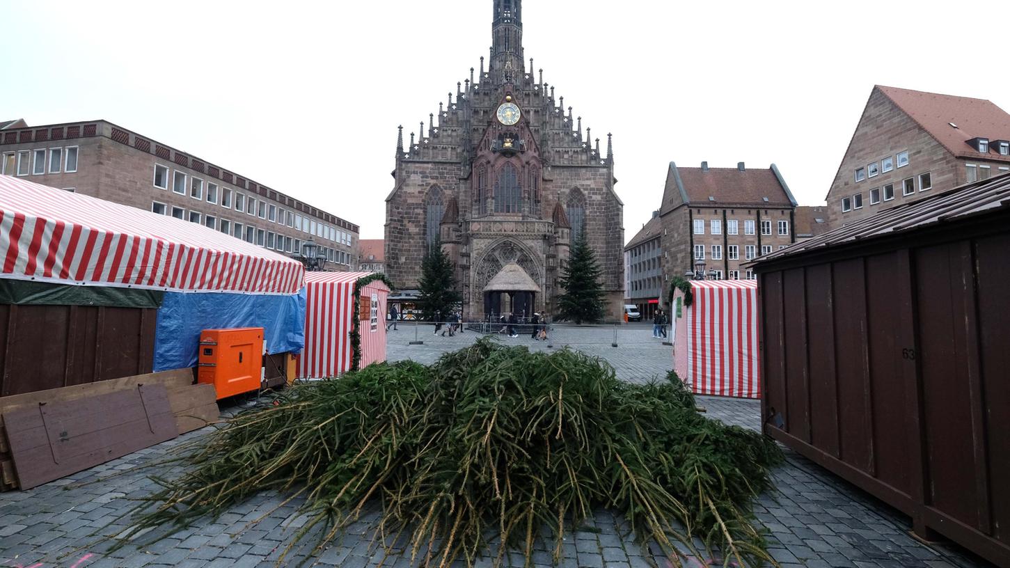 Die Bäume, die den Nürnberger Hauptmarkt während dem Christkindlesmarkt schmücken sollten, braucht jetzt niemand mehr.