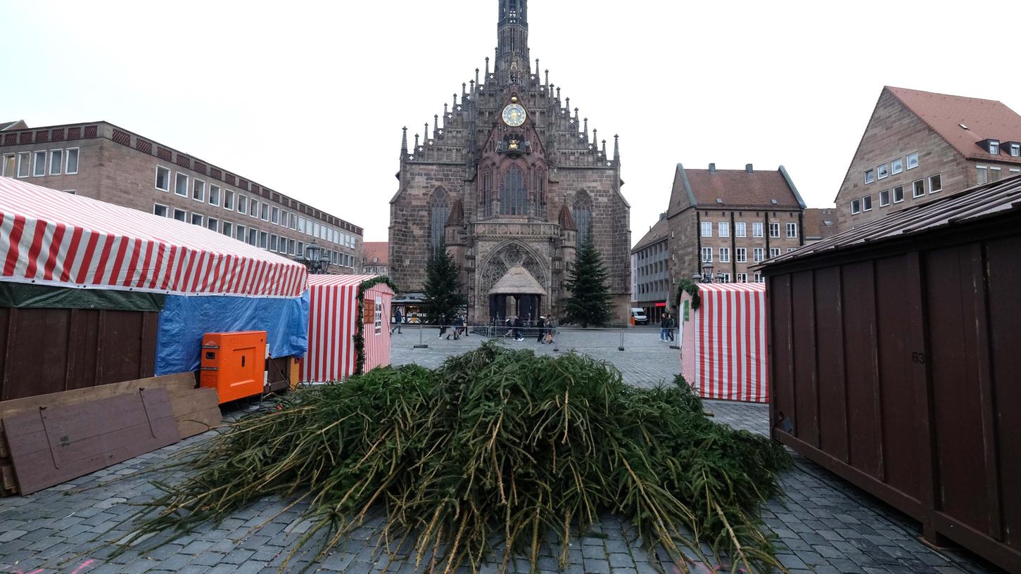 Die Bäume, die den Nürnberger Hauptmarkt während dem Christkindlesmarkt schmücken sollten, braucht jetzt niemand mehr. Die Bäume, die den Nürnberger Hauptmarkt während dem Christkindlesmarkt schmücken sollten, braucht jetzt niemand mehr.