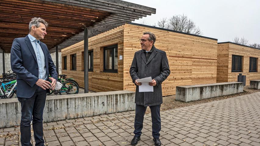 Realschul-Chef Markus Ott (links) und Landrat Alexander Tritthart freuen sich über die schicken neuen Schulcontainer.