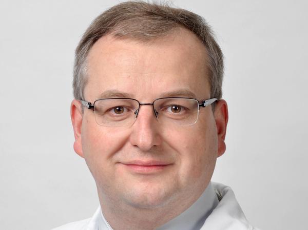 Reinhard Schneider ist Oberarzt der Medizinischen Klinik 2 – Kardiologie und Angiologie des Universitätsklinikums Erlangen. 