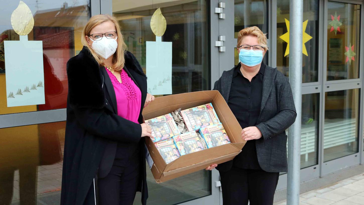 Der Veit-vom-Berg-Schule in ihrer Heimatgemeinde Uehlfeld übergab MdL Gabi Schmidt (l.) einen Klassensatz des neuen Landtagskrimis für Kinder.
Der Veit-vom-Berg-Schule in ihrer Heimatgemeinde Uehlfeld übergab MdL Gabi Schmidt (l.) einen Klassensatz des neuen Landtagskrimis für Kinder.