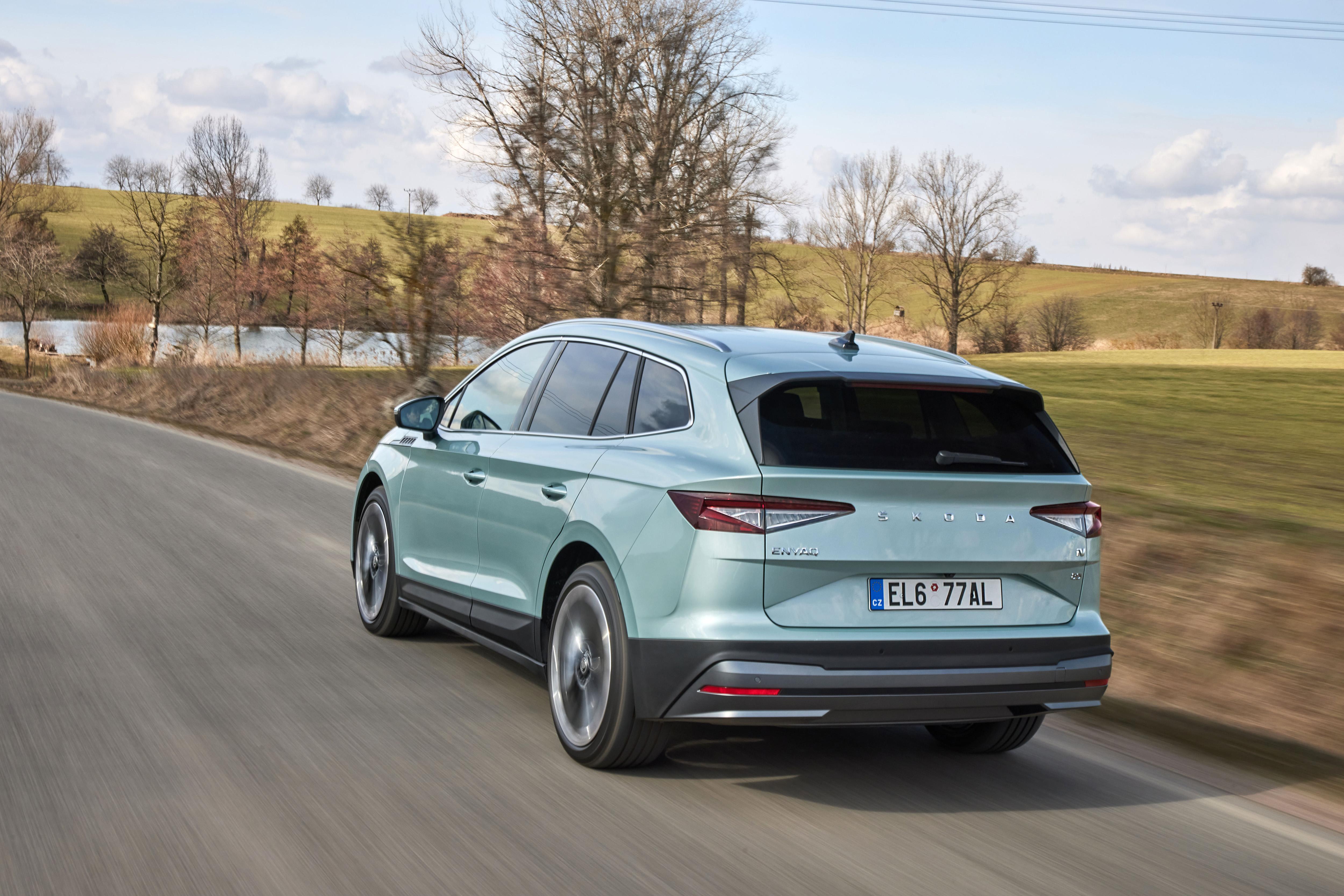 Der Enyaq iV 80 kombiniert einen Lithium-Ionen-Akku mit 77 kWh nutzbarer Leistung und einen 150 kW/204 PS starken Elektromotor, der ein Drehmoment von 310 Newtonmetern produziert und auf die Hinterräder wirkt.