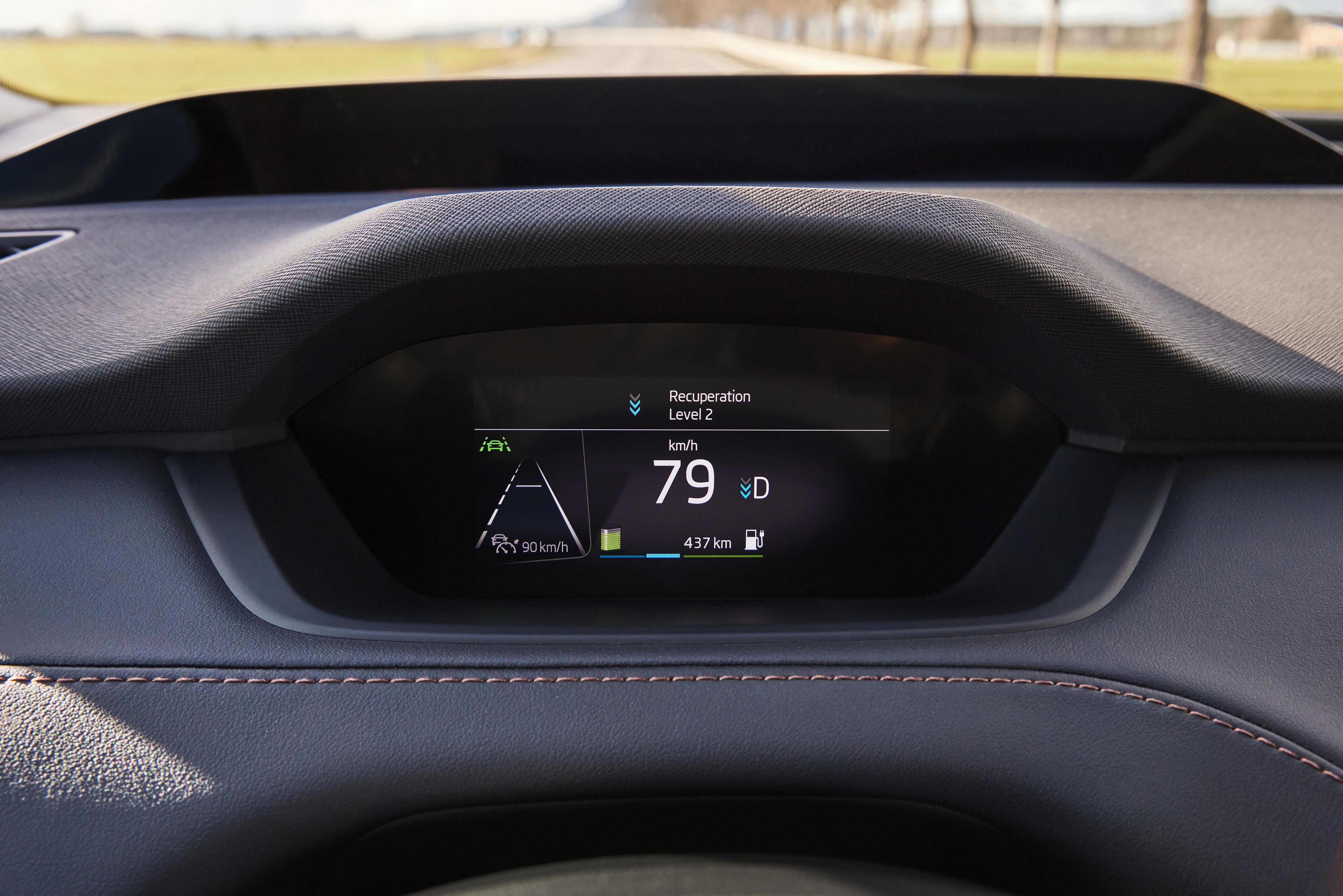 Deutlich kleiner (5,3 Zoll) fällt das Fahrerdisplay aus.