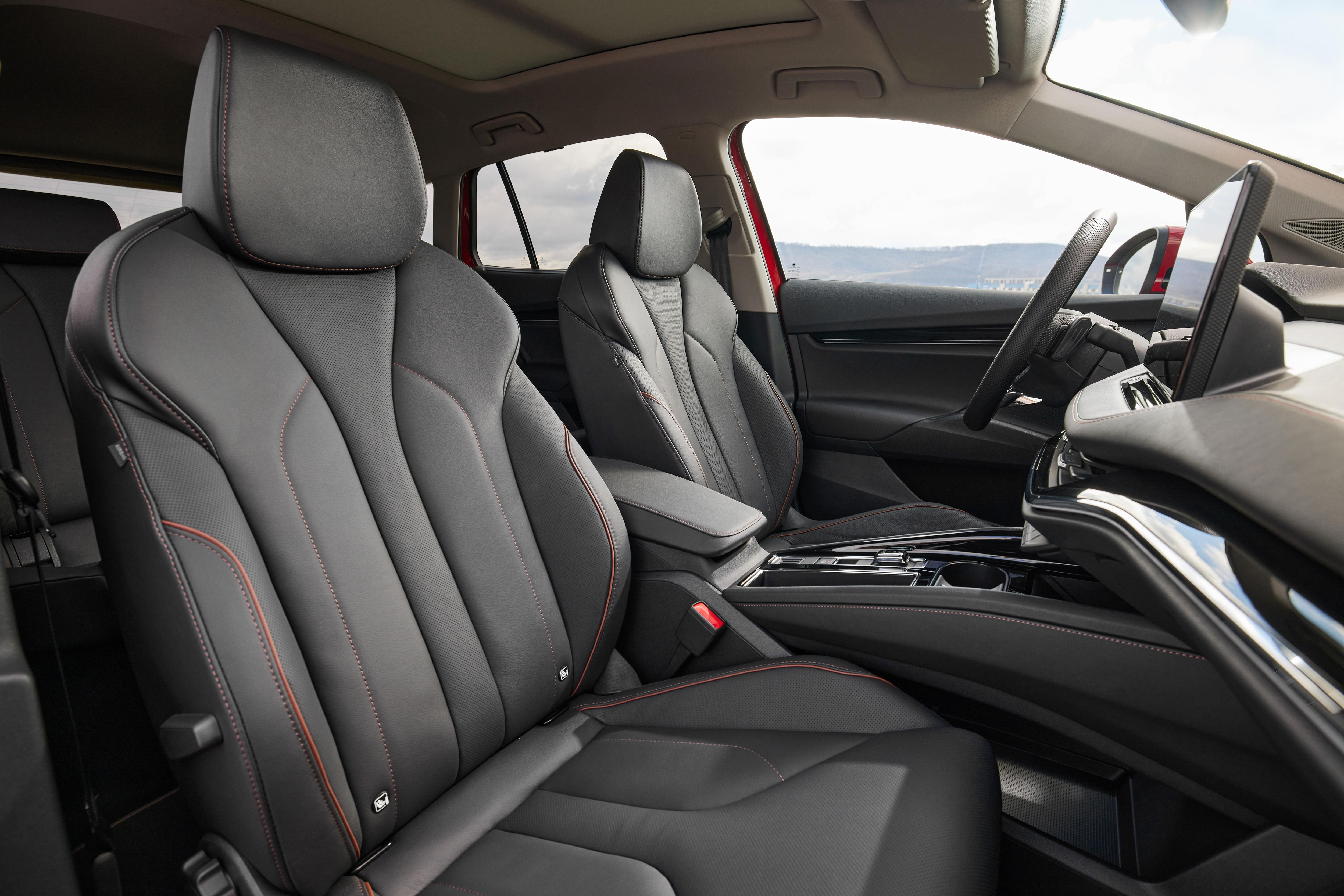 Optional gibt es Ledersitze mit farblich abgesetzten Ziernähten. Andere Elektroautos verzichten inzwischen auf das tierische Material.