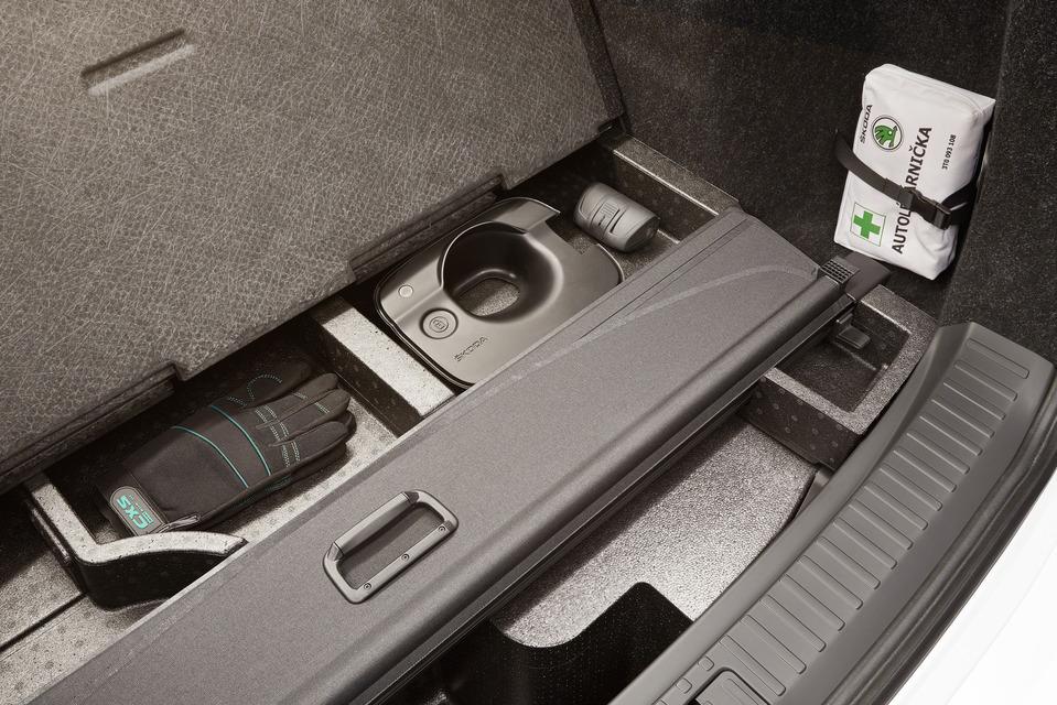 In den Kofferraum passen üppige 585 bis 1710 Liter. Unter dem Ladeboden findet sich ein unterteilter Stauraum.