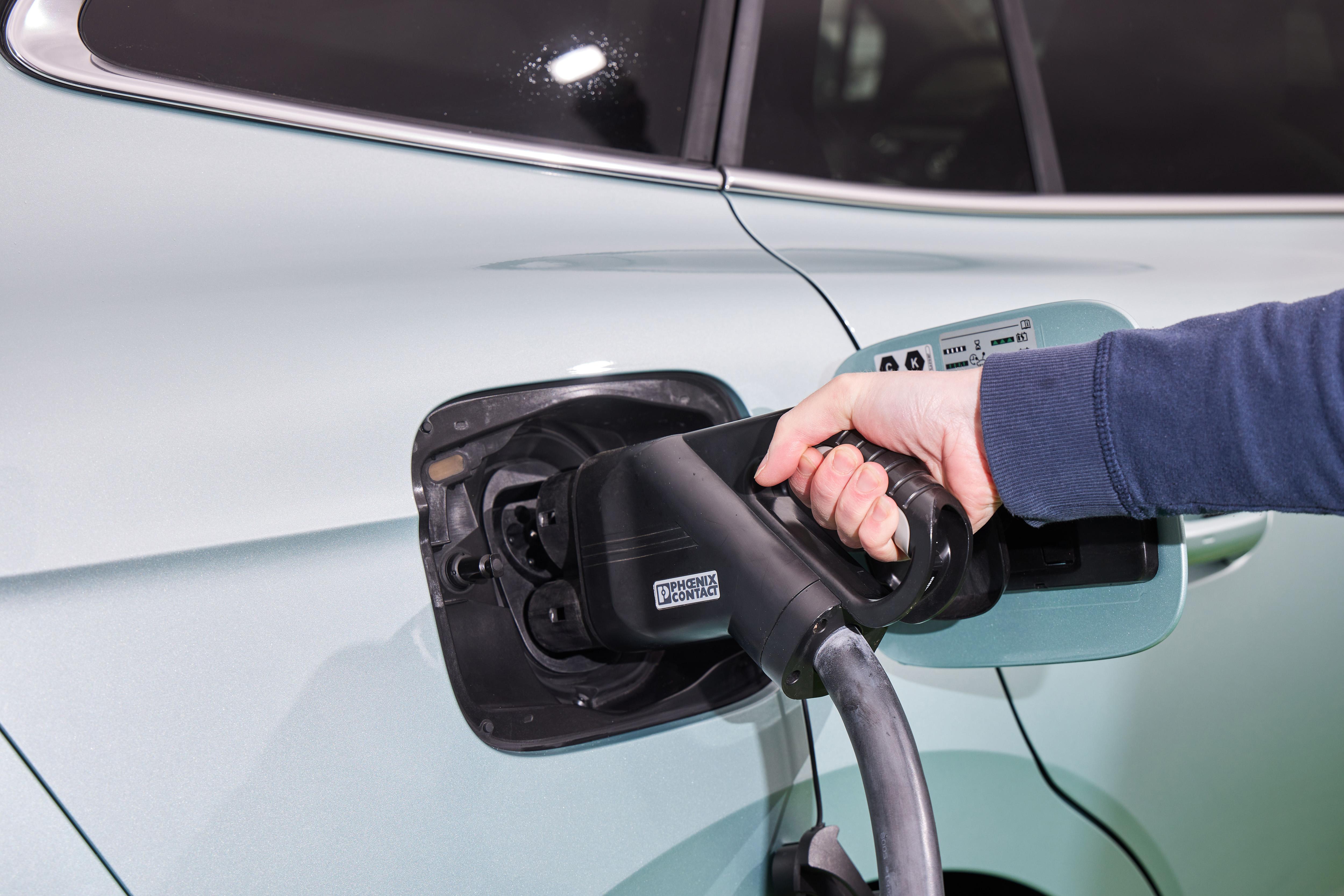 An der Wechselstrom-Wallbox oder -Ladesäule bedient sich der Enyaq dreiphasig und mit bis zu 11 kW, der Ladevorgang nimmt sechs bis acht Stunden in Anspruch.